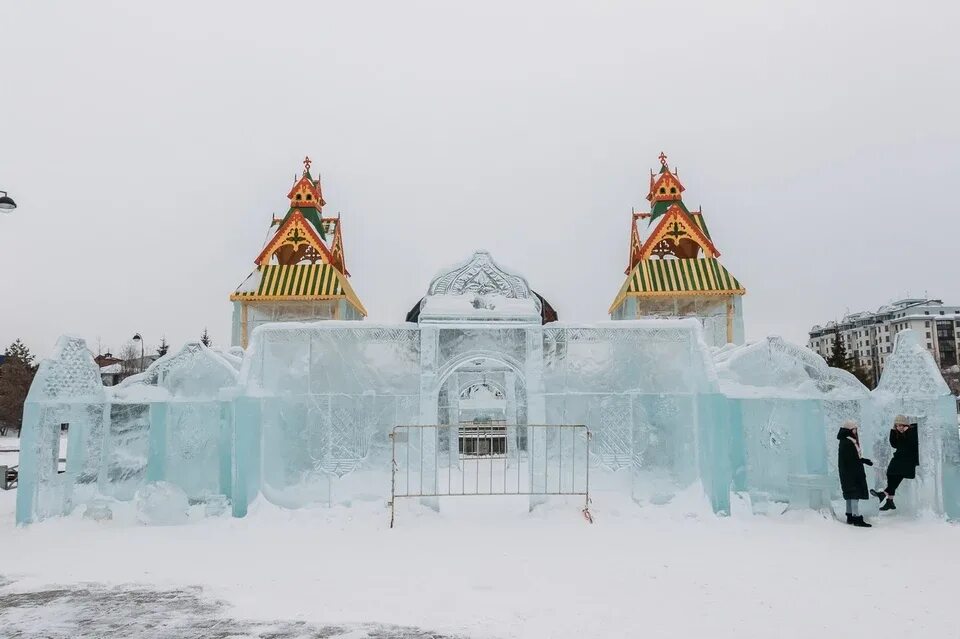 Ледяные тюмень. Ледяной дворец в москве. ледяной дворец анны иоанновны. ледовый дворец тюмень. ледяной городок тюмень.