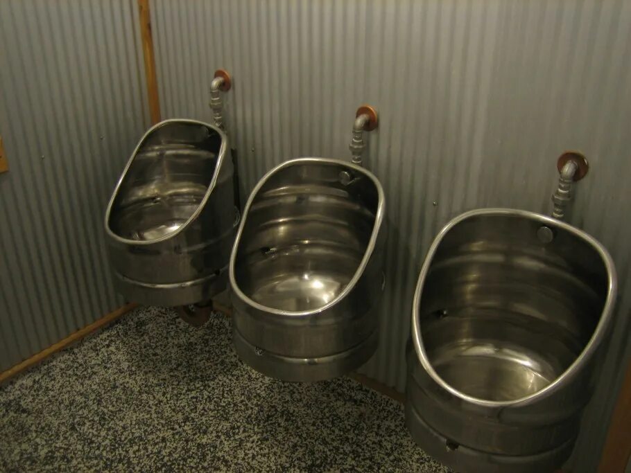 Что можно сделать из пивных кегов. Писсуары из пивных кег. раковина из пивной кеги. рукомойник из пивной кеги. писсуар из пивной кеги.