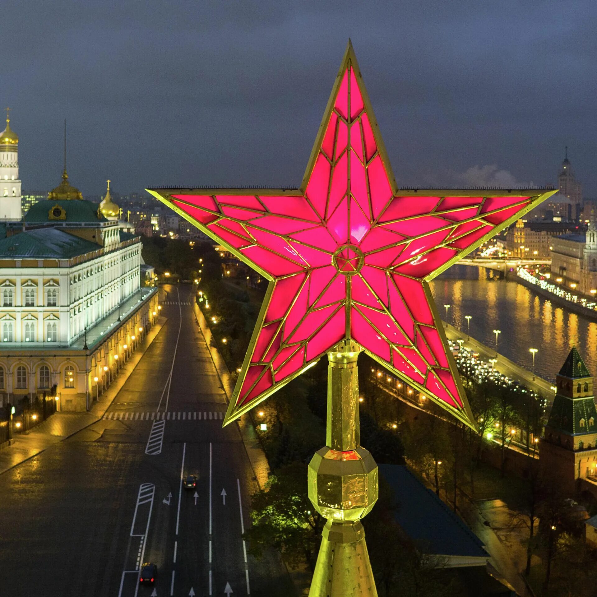 На каких башнях звезды. Звезда на Спасской башне Московского Кремля. Рубиновые звезды Московского Кремля. Спасская башня Рубиновая звезда. Кремлевская Рубиновая звезда 1935.