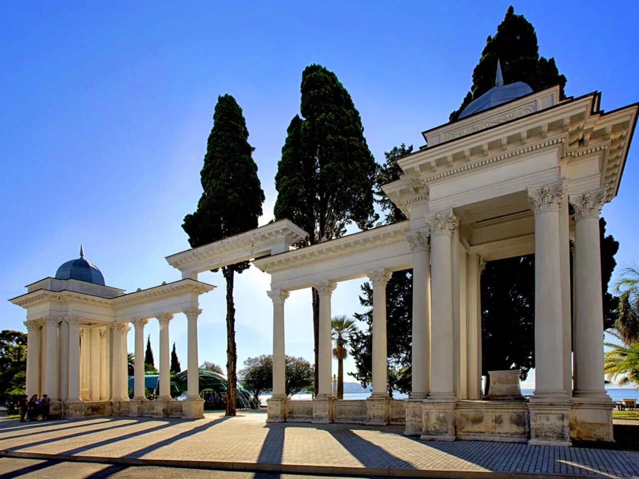 Вечерний сухум экскурсия. Улица пушкина 4 сухум. Брехаловка абхазия сухум набережная махаджиров. Сухум прогулка. Абхазия сухум парк аттракционов.