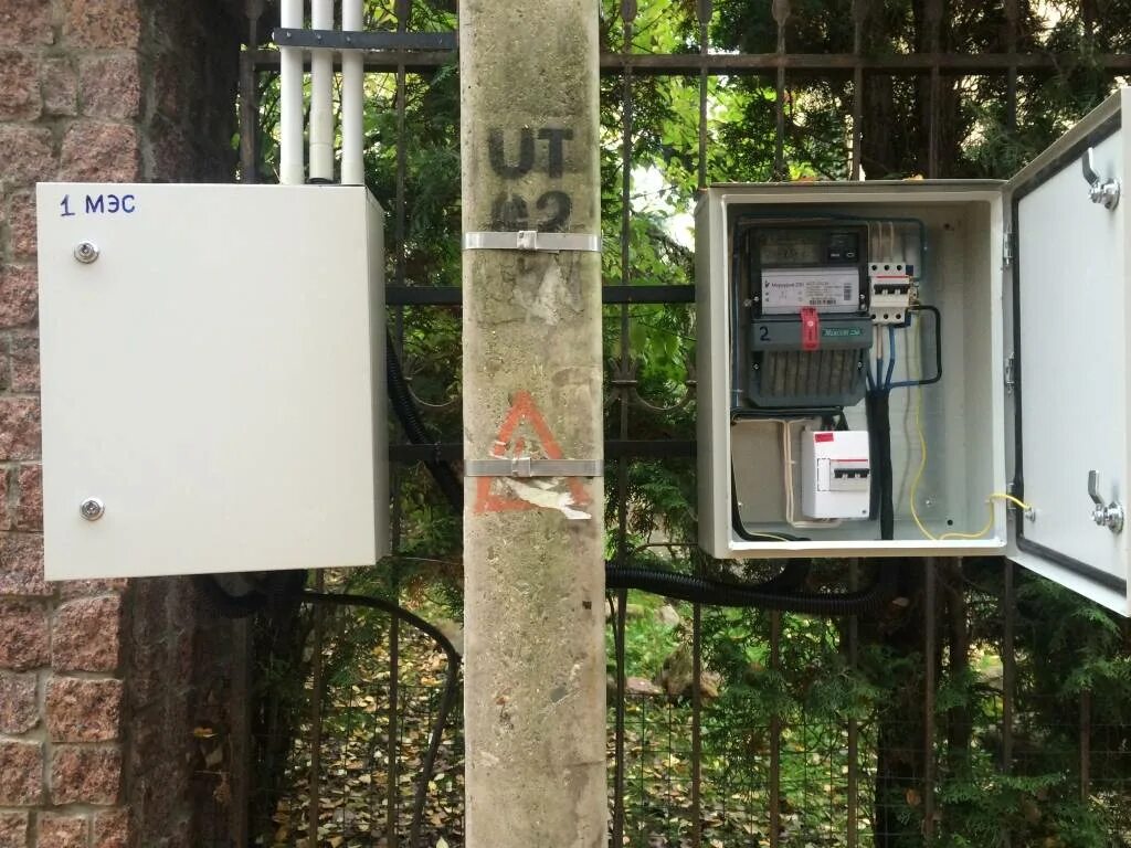 Вынос электросчетчиков на улицу. Вынос счетчика на столб. Прибор учёта электроэнергии на столбах рим220. Вынос электросчетчиков на улицу. Вынос электросчетчиков на улицу.