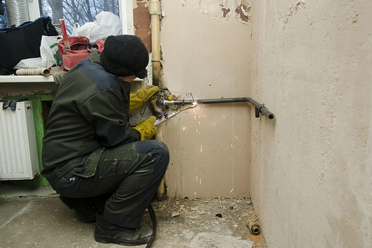 Перенос газа. Сварка газовых труб в квартире. перенос газовой трубы в квартире. демонтаж газовой трубы в квартире. переварить газовую трубу.