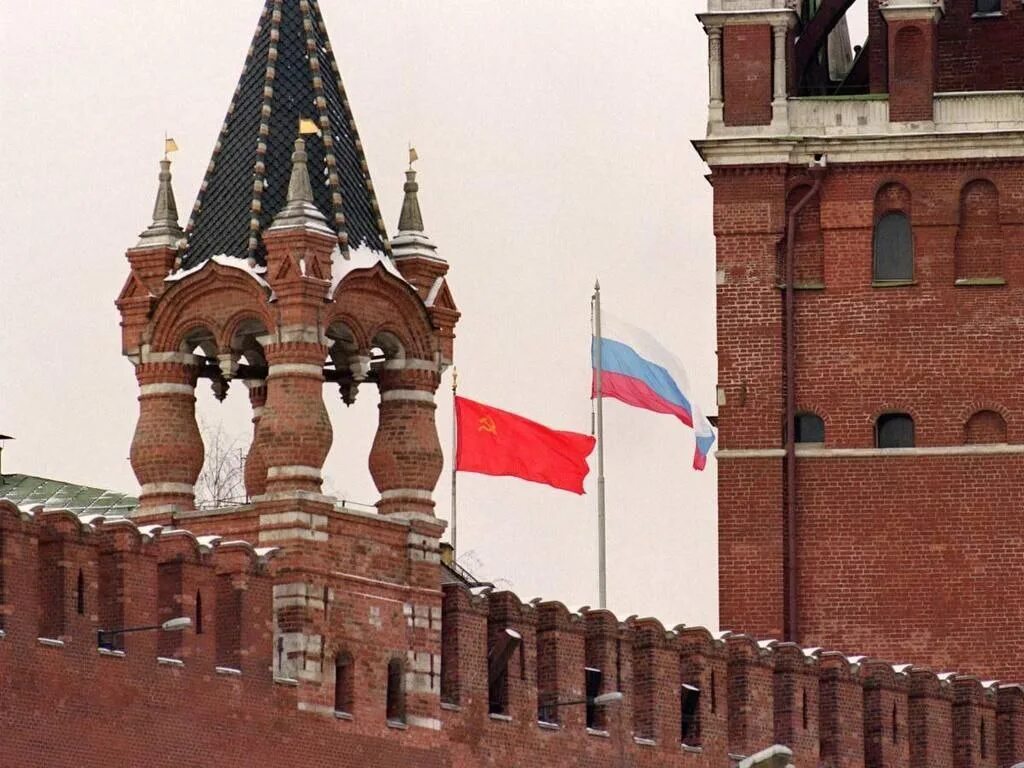 1991. Штандарт президента рф на здании кремля. Приспущенный флаг кремль фото. 1991. Кремль 25 декабря 1991.