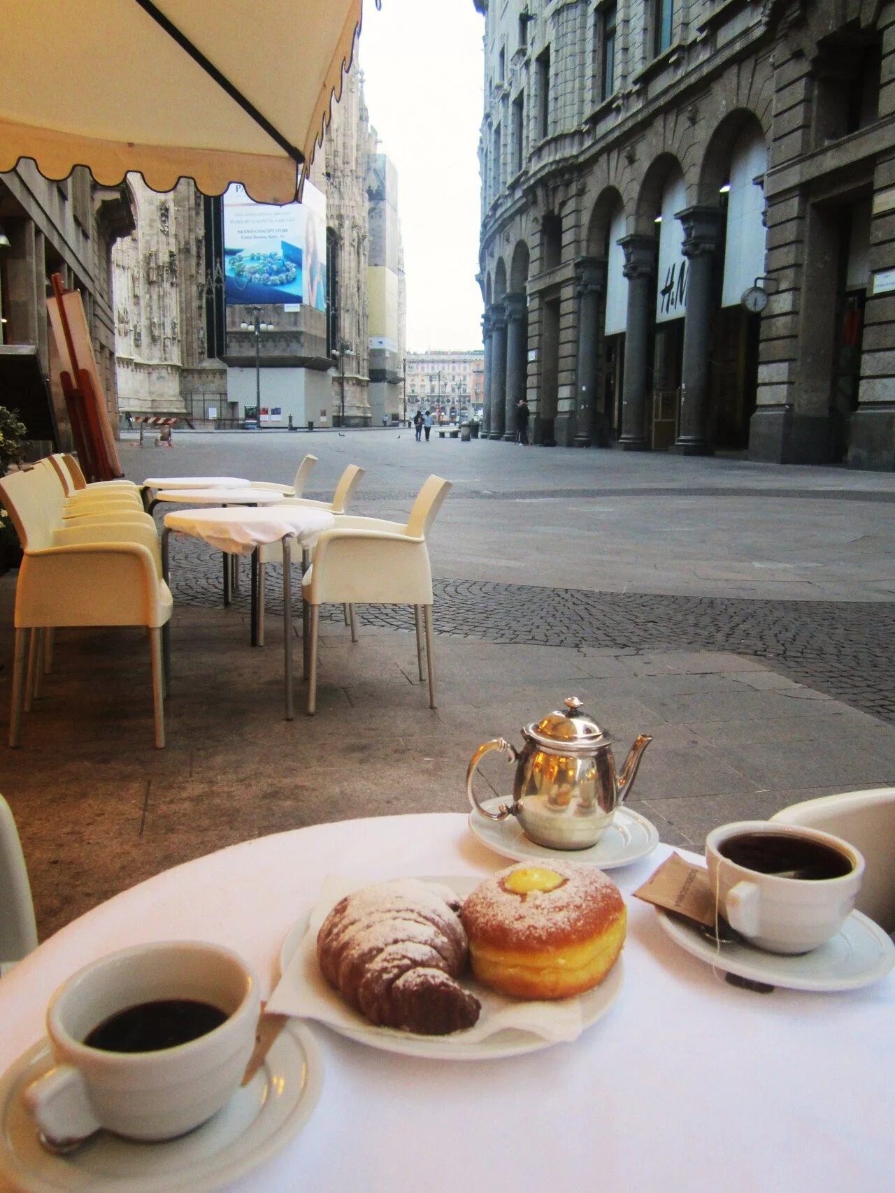 Завтрак. Чашка кофе в кафе на улице. Завтрак с кофе. Завтрак в Италии. Завтрак в летнем кафе