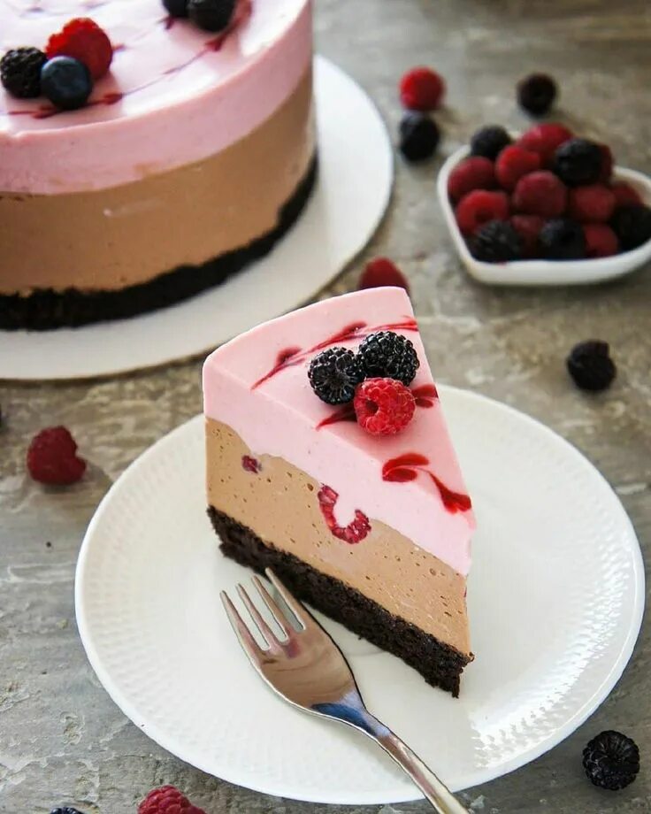 Кейк 2. Торт муссовый клубничный чизкейк. Муссовый торт с малиной. Муссовый торт малина шоколад. Шоколадно малиновый муссовый торт.