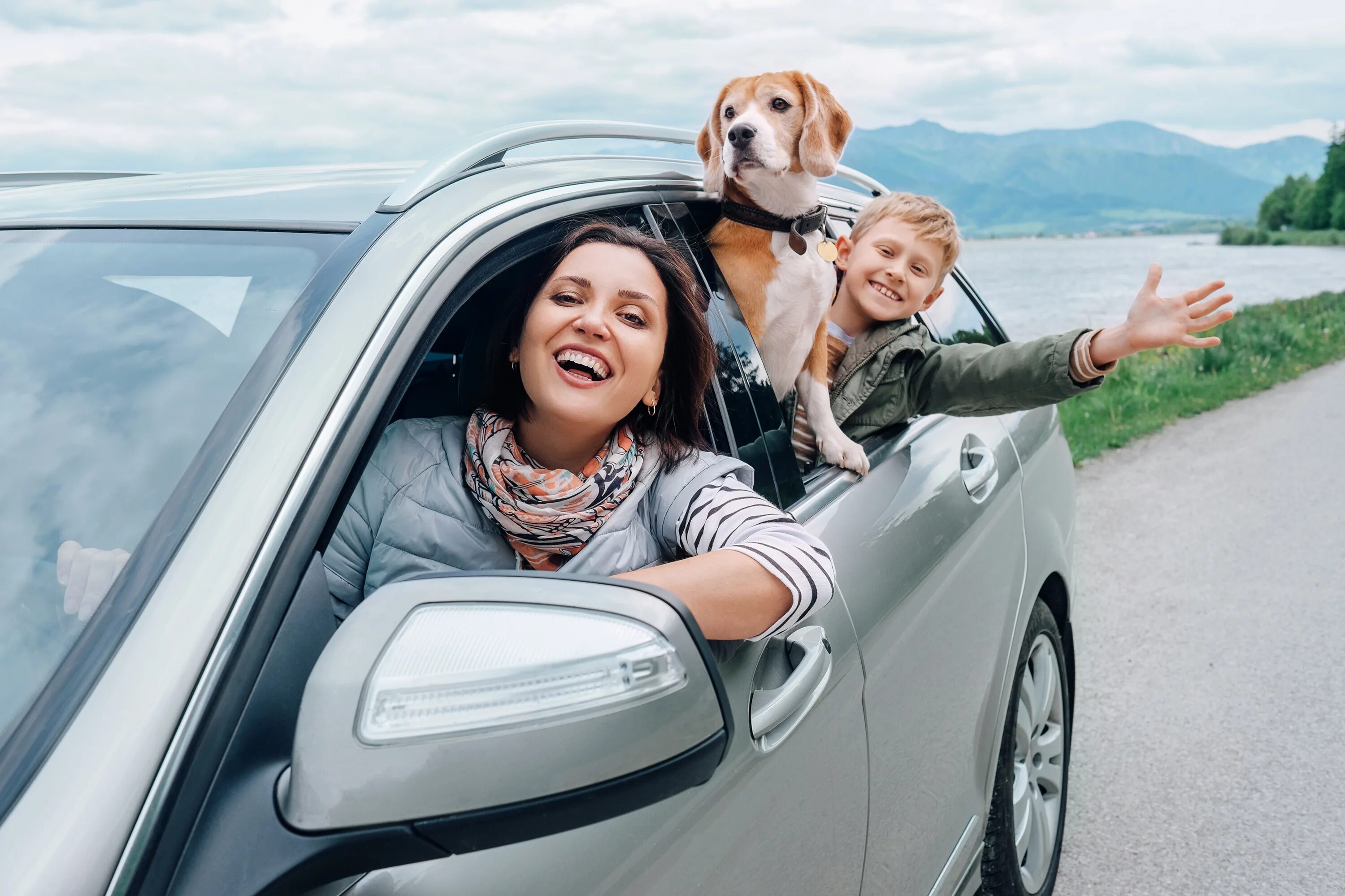 Путешествие на автомобиле. Семья в машине. Машина для путешествий семьей. Счастливая семья на автомобиле.