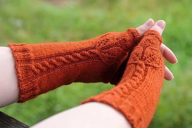 Ажурные митенки спицами. Рукава с дыркой для пальца вязаные. Митенки большой палец. Митенки спицами для начинающих. Вязание спицами варежки с открытыми пальцами.