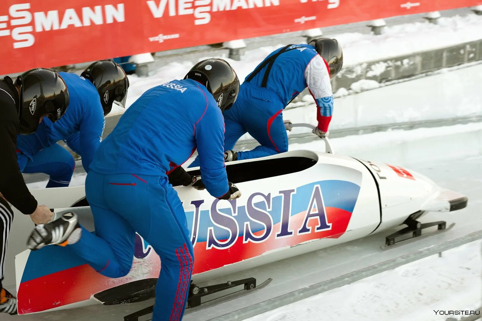 Санный спорт скелетон бобслей. Санный спорт Бобслей. Бобслей скелетон и санный спорт. Бобслей 1908. Сани для бобслея.