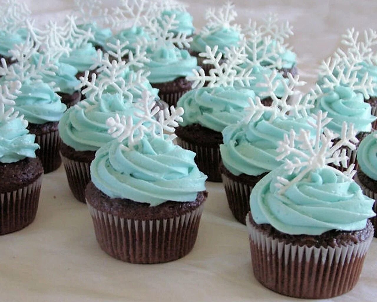 упаковка для капкейков. капкейки с маскарпоне. замороженные капкейки. декор капкейков ягодами. Red velvet birthday.