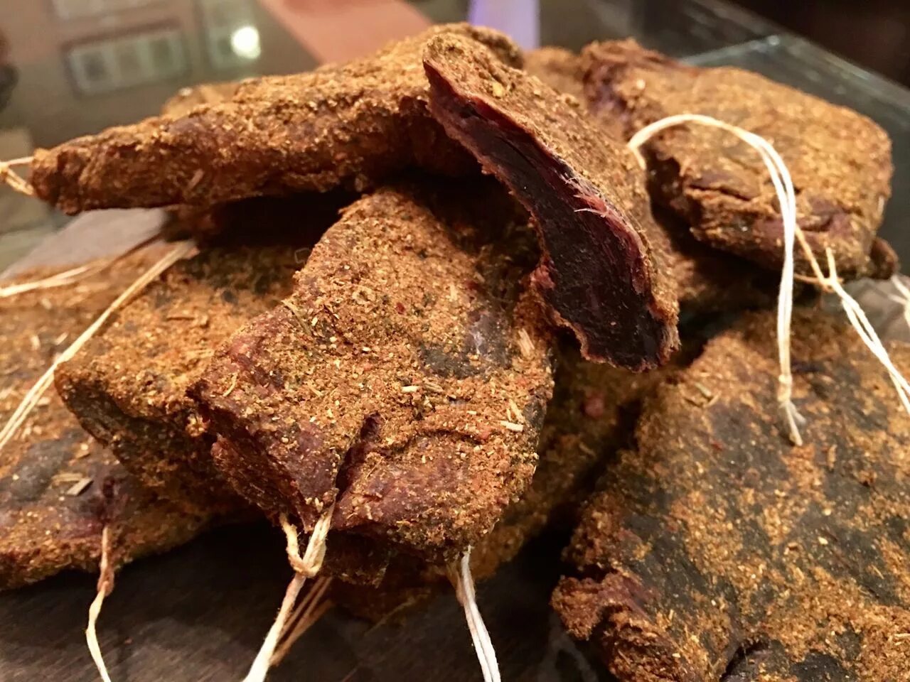 Как сделать сушеное мясо. Сушеное мясо. вяленая лосятина. вяленое мясо. мясо в специях вяленое.