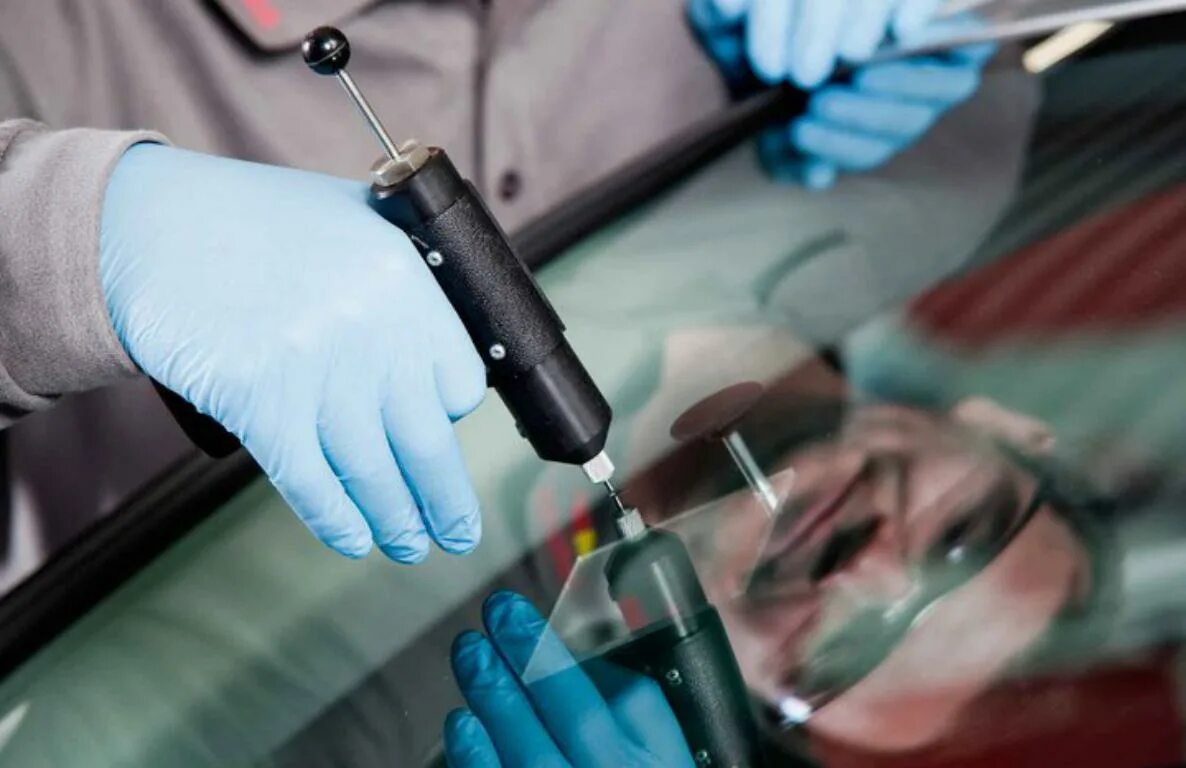 Отремонтировать лобовое стекло. Прибор для заделки трещин на лобовом стекле. Ремонт лобовых стекол. Ремонт стекол сколов и трещин автостекла. Ремонт автостекол.