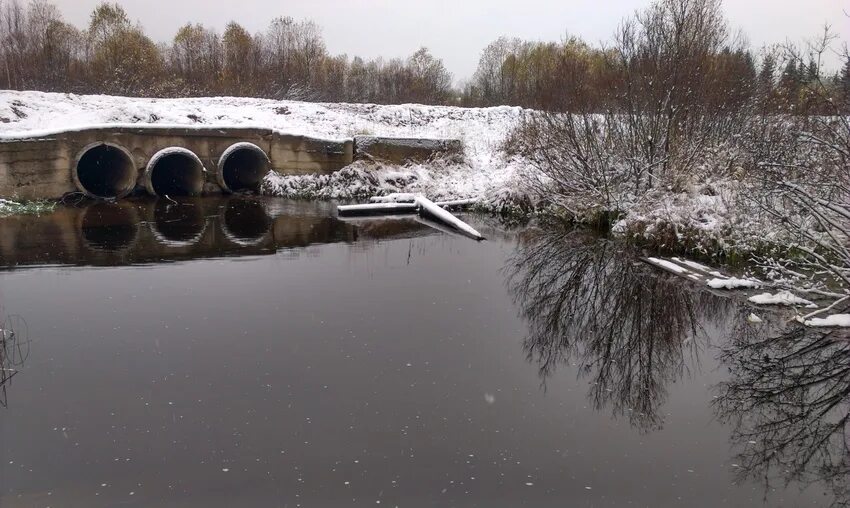 Трубы через реку. Труба в реке. речка труба. городская канализация. труба через реку.
