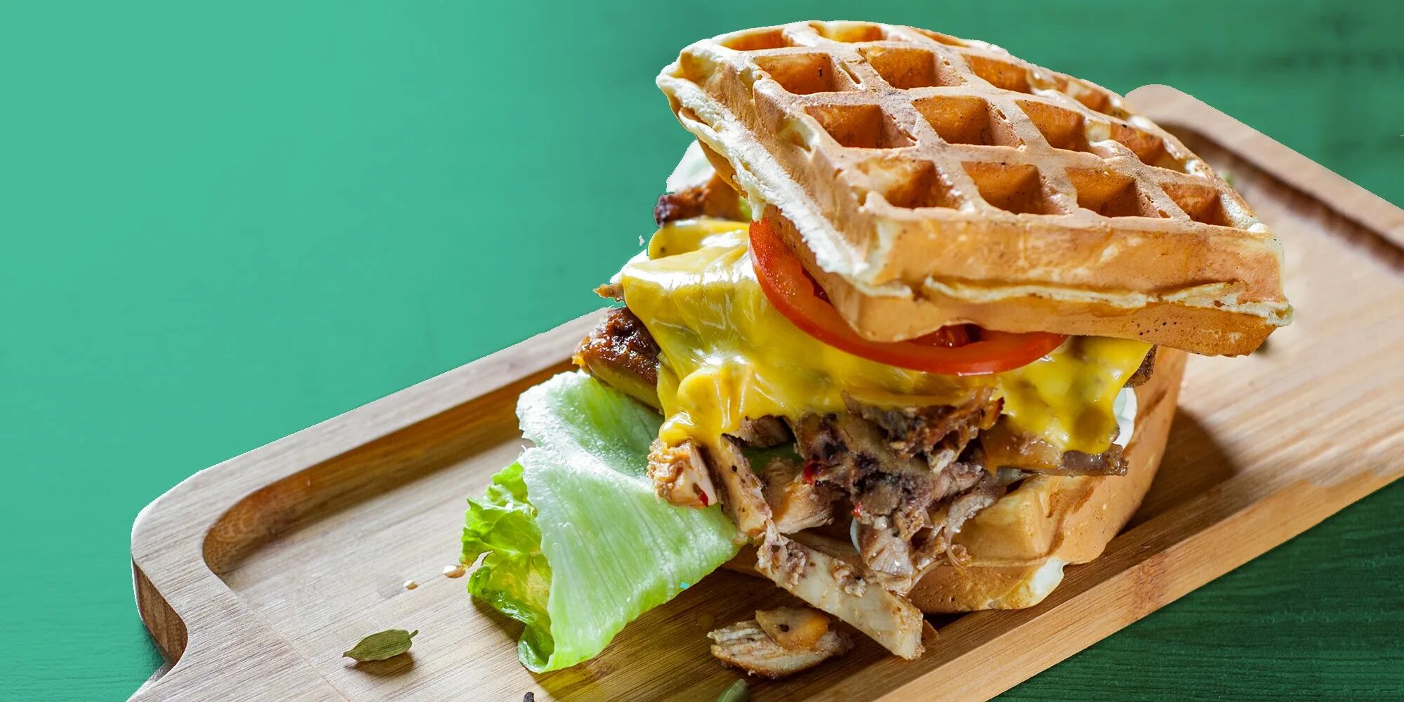 венская вафля с беконом и сыром чеддер. вафли с колбасой в вафельнице. сырные вафли рецепт. сырные венские вафли в вафельнице. картофельные венские вафли.