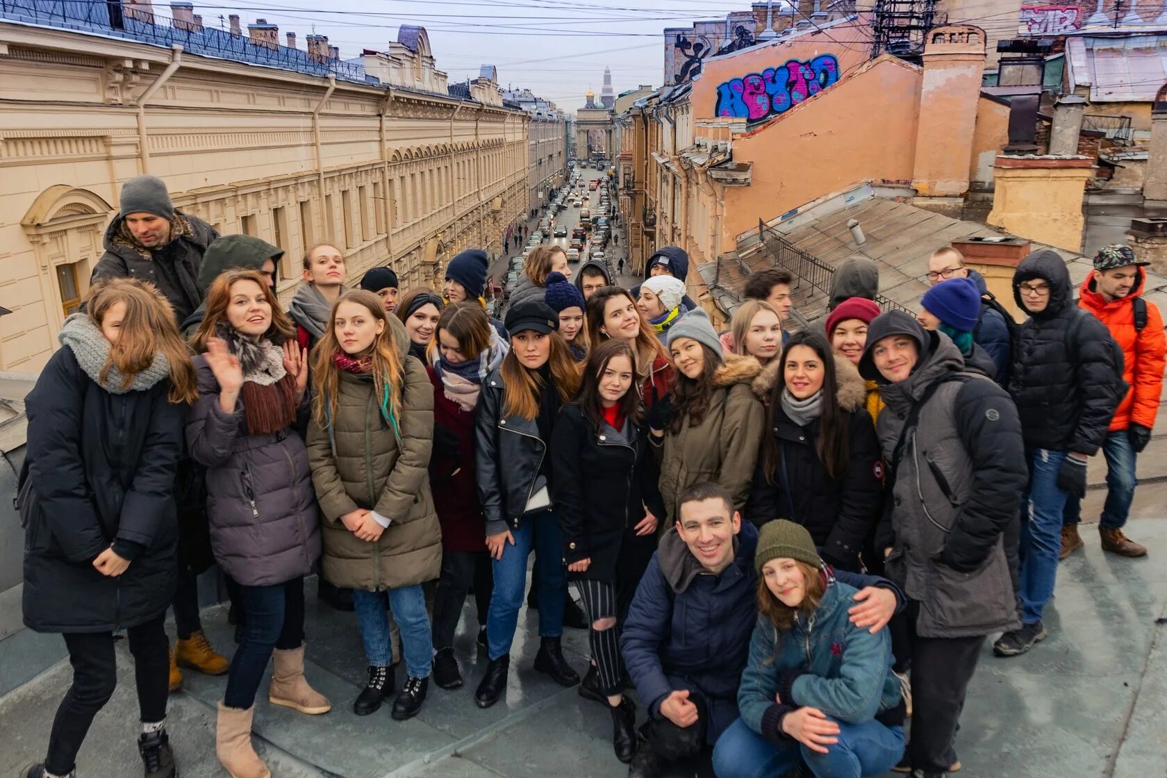 Международная спб сегодня. Петербург люди. Питер молодежь. Думская улица Санкт-Петербург. Люди на улицах Питера.