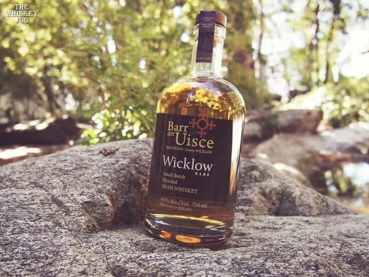 Irish whiskey the galtee mountain. Wicklow виски. Виски Blended Irish. Ирландский виски с медом. Виски Барр АН уиски Виклоу рэир.