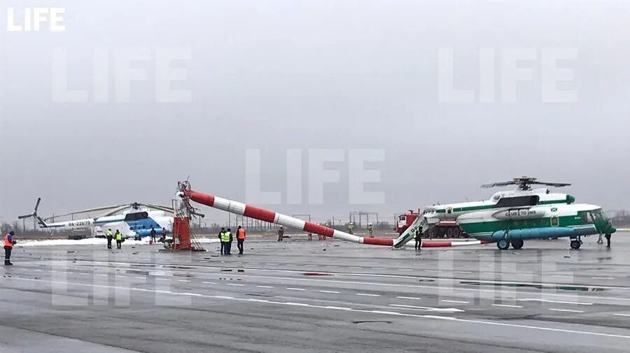 Эх аэропорт гостомель. Вертолет ми 26 в аэропорту Волгограда. Ми-8 аэропорт. Вертолетный аэродром. Вертолет на стоянке.