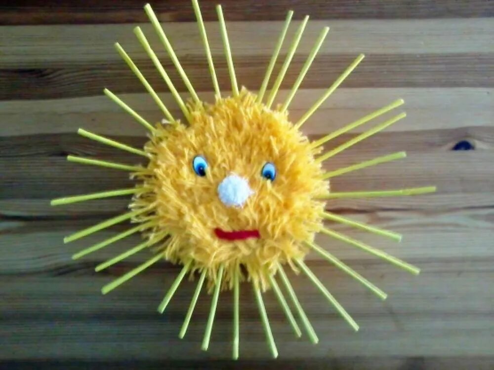 Солнышко из ниток. Солнце из ниток и палочек. Поделки в детский сад солнышко из ниток. Солнце из ватных палочек.
