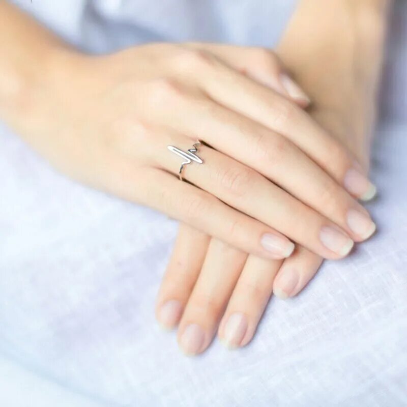 Сон кольцо на пальце на левой. Сон кольцо на пальце на левой. К чему снятся кольца на пальцах. Кольцо во сне к чему снится. Обручальные кольца на руках.