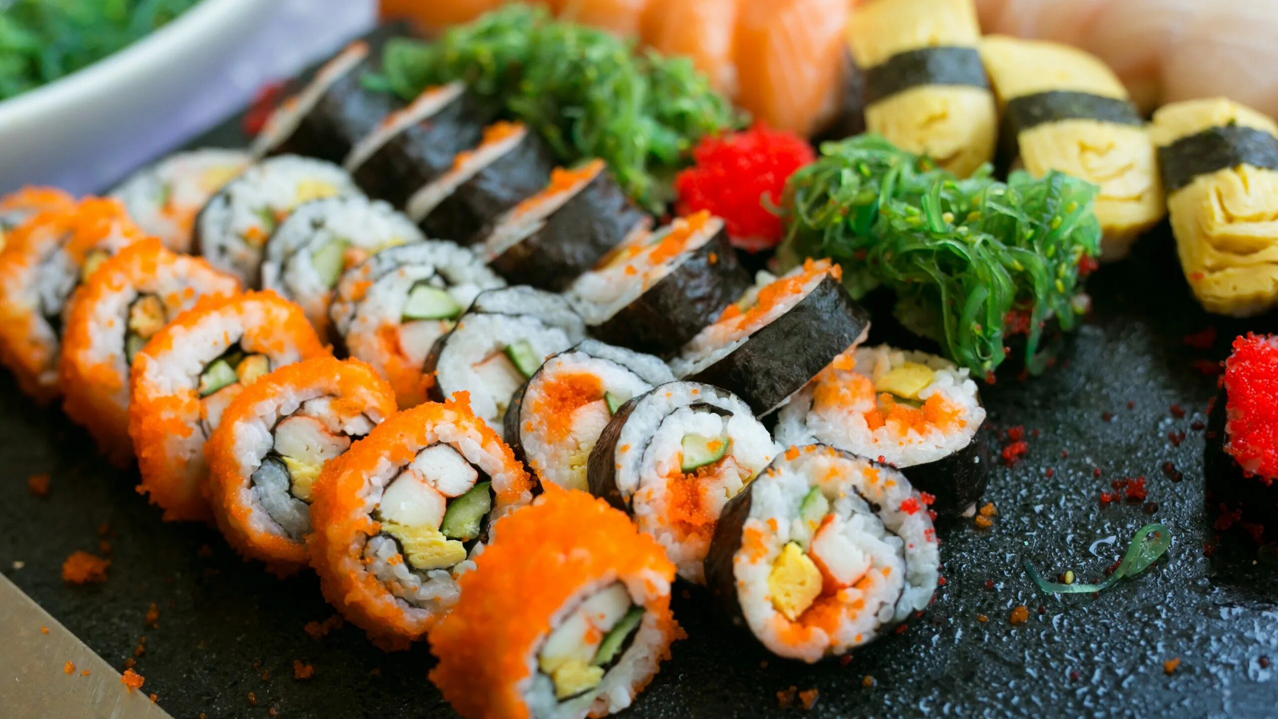 Суши и роллы. Японская кухня. Кухня Японии. Аппетитные роллы.