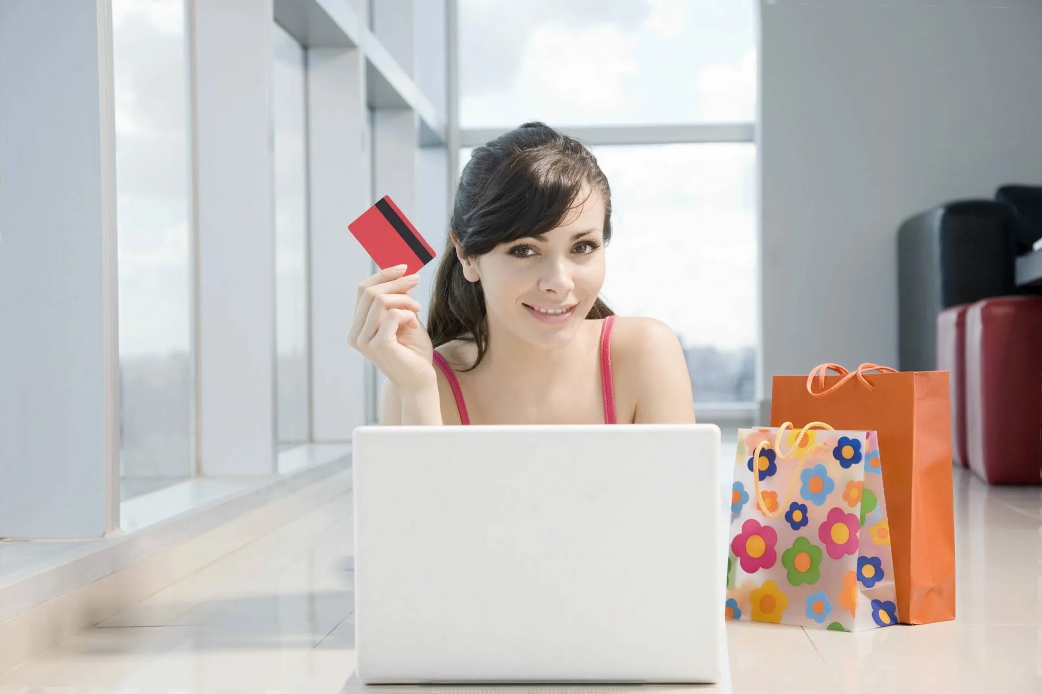 женщина с покупками. красивая девушка с покупками. шоппинг дома. Shop in shop одежда. девушка заказывает в интернете.