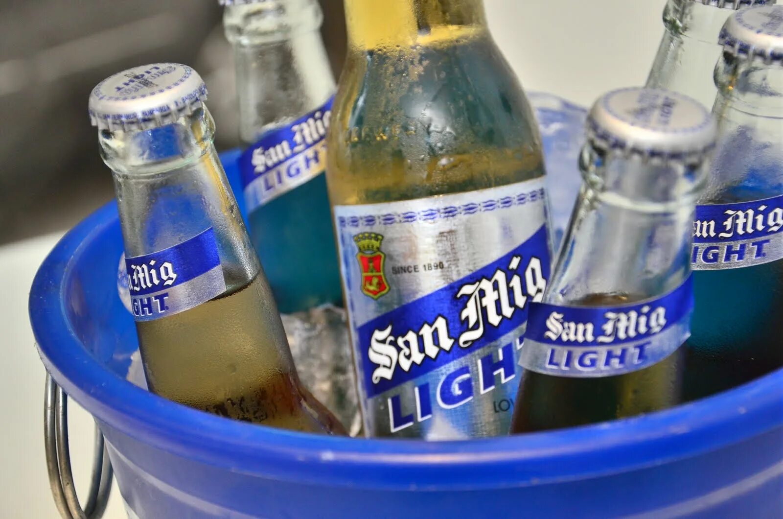 Cold san. Пиво San mig Light. Синие сани пиво. San mig Light Philippines. San mig Blanc.