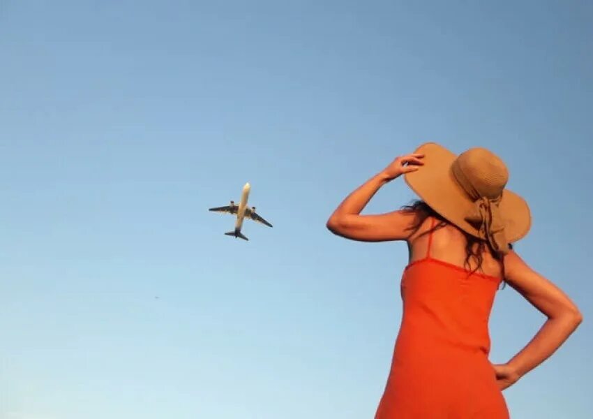Пролетевший над головой. Девушка провожает самолет. Провожая самолеты. Девушка провожает в небе самолет. Самолет над головой девушки.