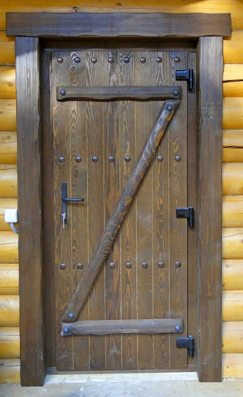 Купить дверь деревянную входную в дом. Двери входные деревянные 90х2000. Дверь деревянная входная 700х2000. Двери под старину. Входная дверь в баню.