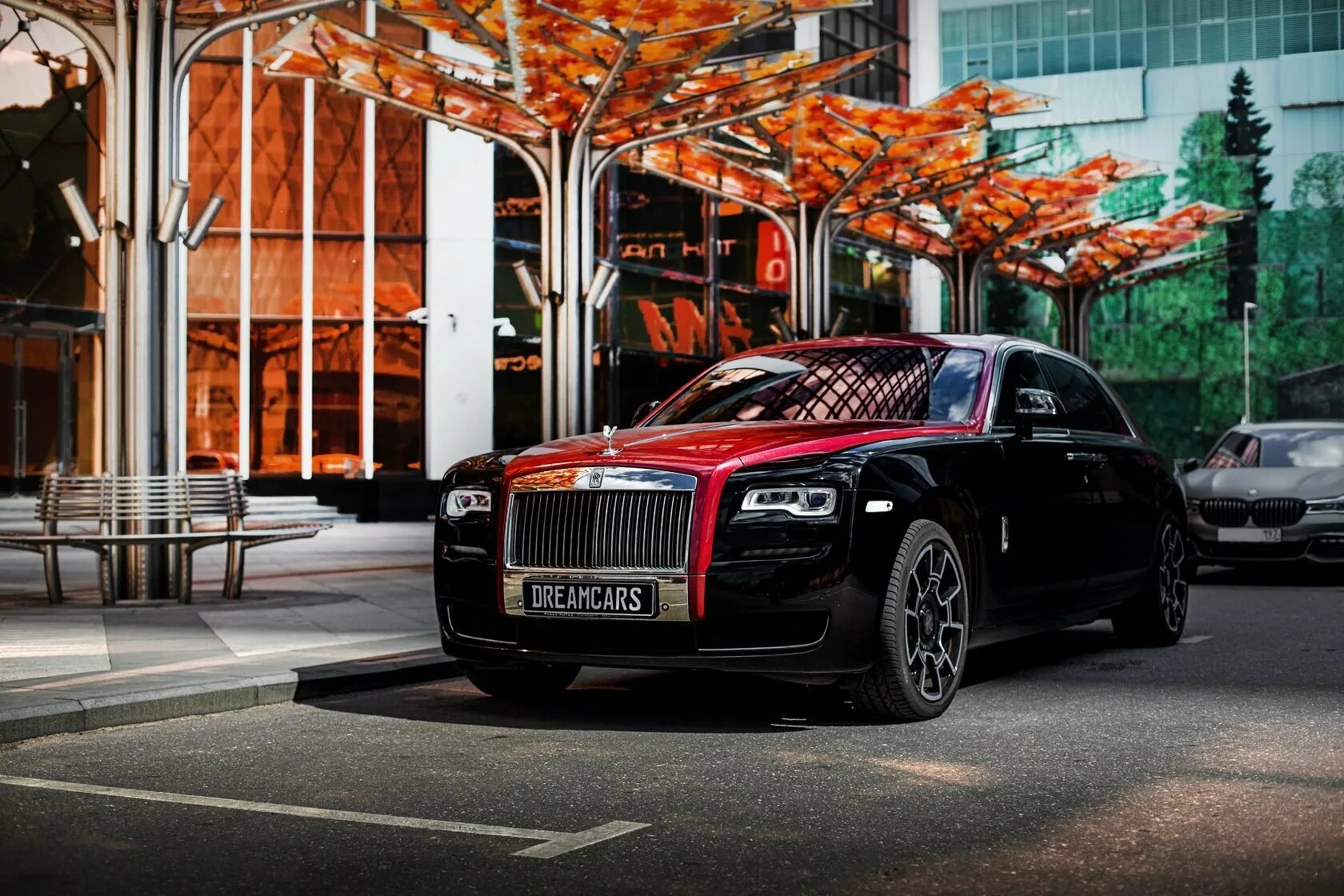 Роллс телефон. Роллс Ройс в Москве. Rolls Royce Ghost красный. Rolls Royce Москва. Rolls Royce Ghost 2022 в России.