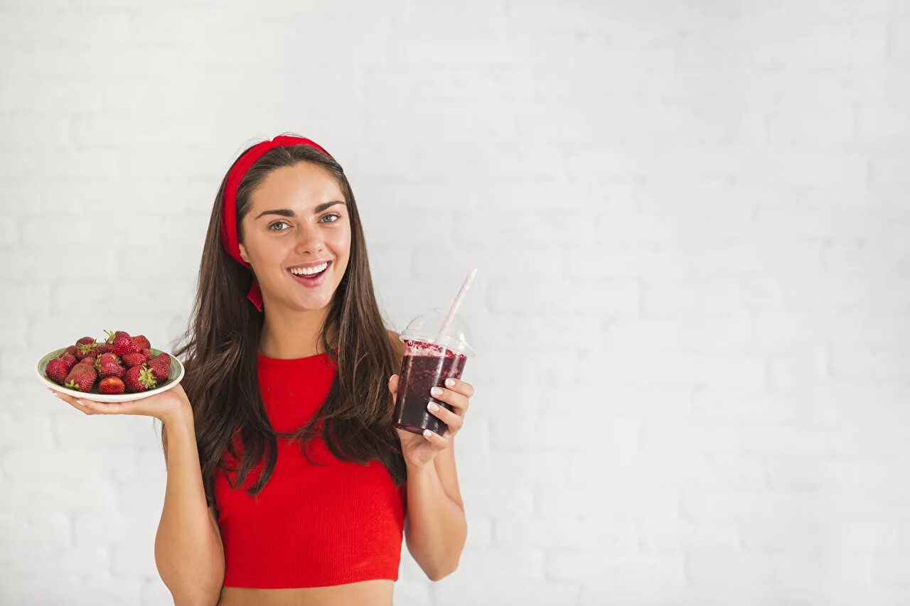 Девушка с едой. Девушка с тарелкой еды. Еда на женщине. Еда на женщине. Деловая девушка ест.