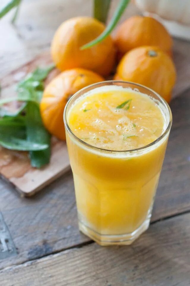 Апельсиновый сок. Свежевыжатый апельсиновый сок. Свежевыжатые соки апельсиновый. Сок из апельсина.