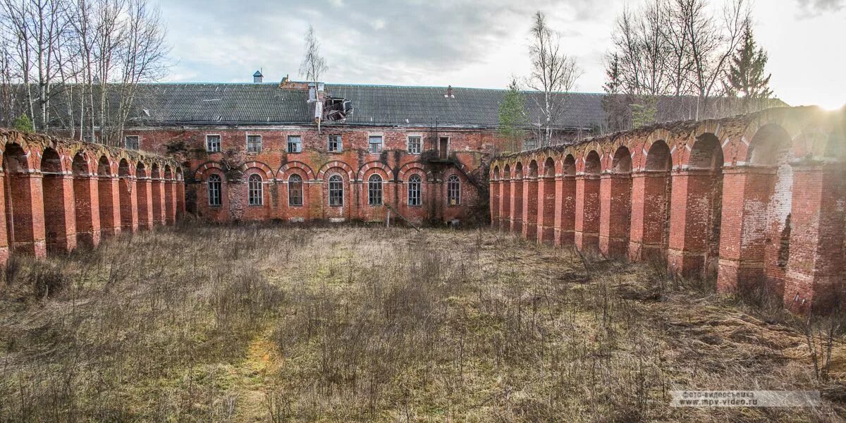 Аракчеевские казармы медведь. Аракчеевские казармы в селе медведь. Аракчеевские казармы чудово. Аракчеевские казармы в селе медведь, новгородская. Аракчеевские казармы медведь.