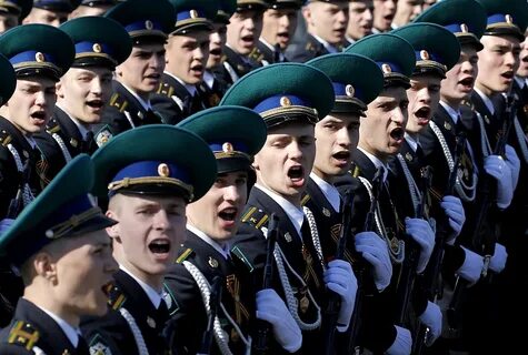 Строй поет