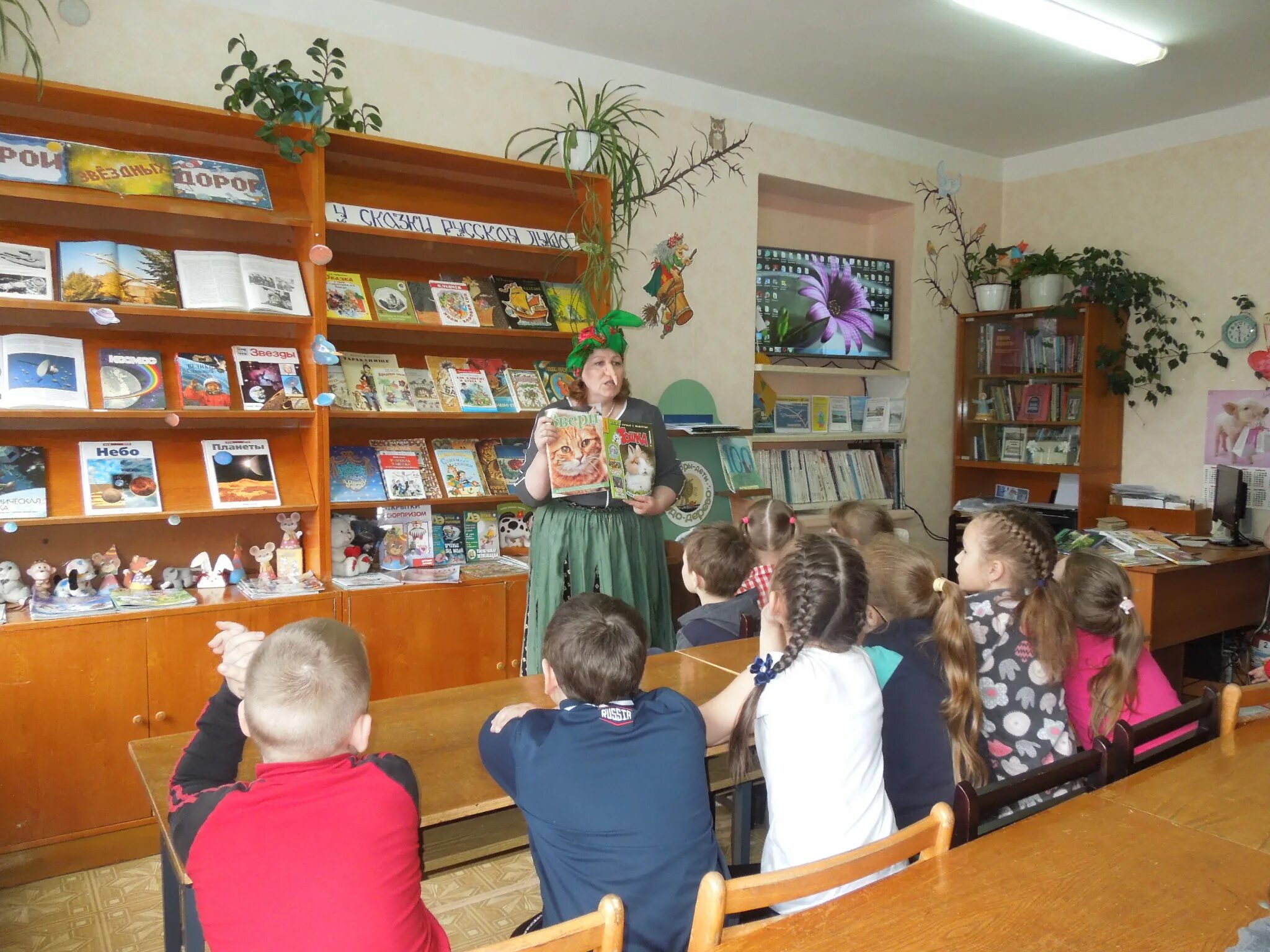 Первоклассник в библиотеке. Мероприятия для первоклассников в библиотеке. Экскурсия в библиотеку для первоклассников. Дети на экскурсии первоклассники. 1 сентября в библиотеке.