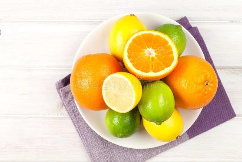 День апельсина и лимона картинки. Лимонная кислота цитрус. Апельсин и лимон. Тарелка "апельсин". Тарелка с лимонами и апельсинами.