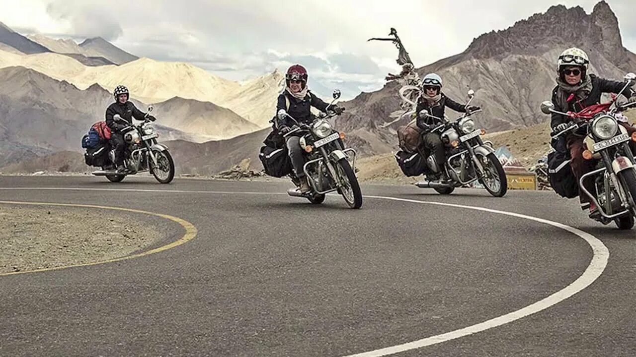 Bike song. Royal Enfield Goa. Royal Enfield Riders. Мотоцикл и гонка трейлер. Гонки на мотоциклах в пустыне.