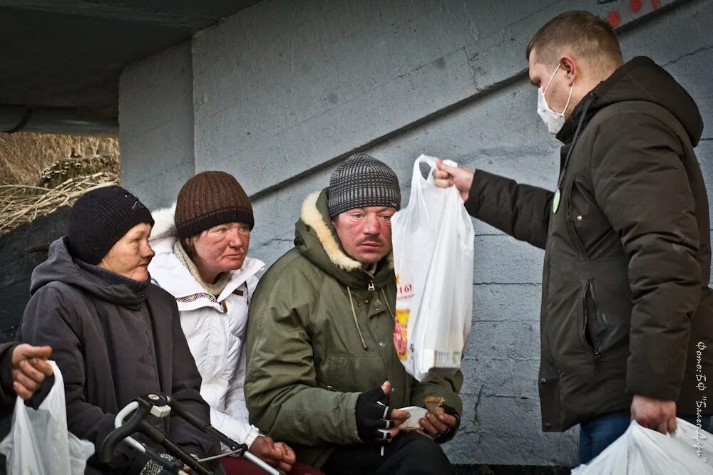 нуждающемуся населению. раздача еды бездомным. раздача еды бездомным. пенсионер инвалид. нуждающемуся населению.
