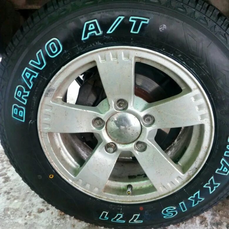 Купить максис 215 65 16. Максис Браво АТ 215 70 r16. Maxxis Bravo Шевроле Нива. Maxxis Bravo 215/75 р 15 Шевроле Нива. Maxxis 980 Bravo a/t.