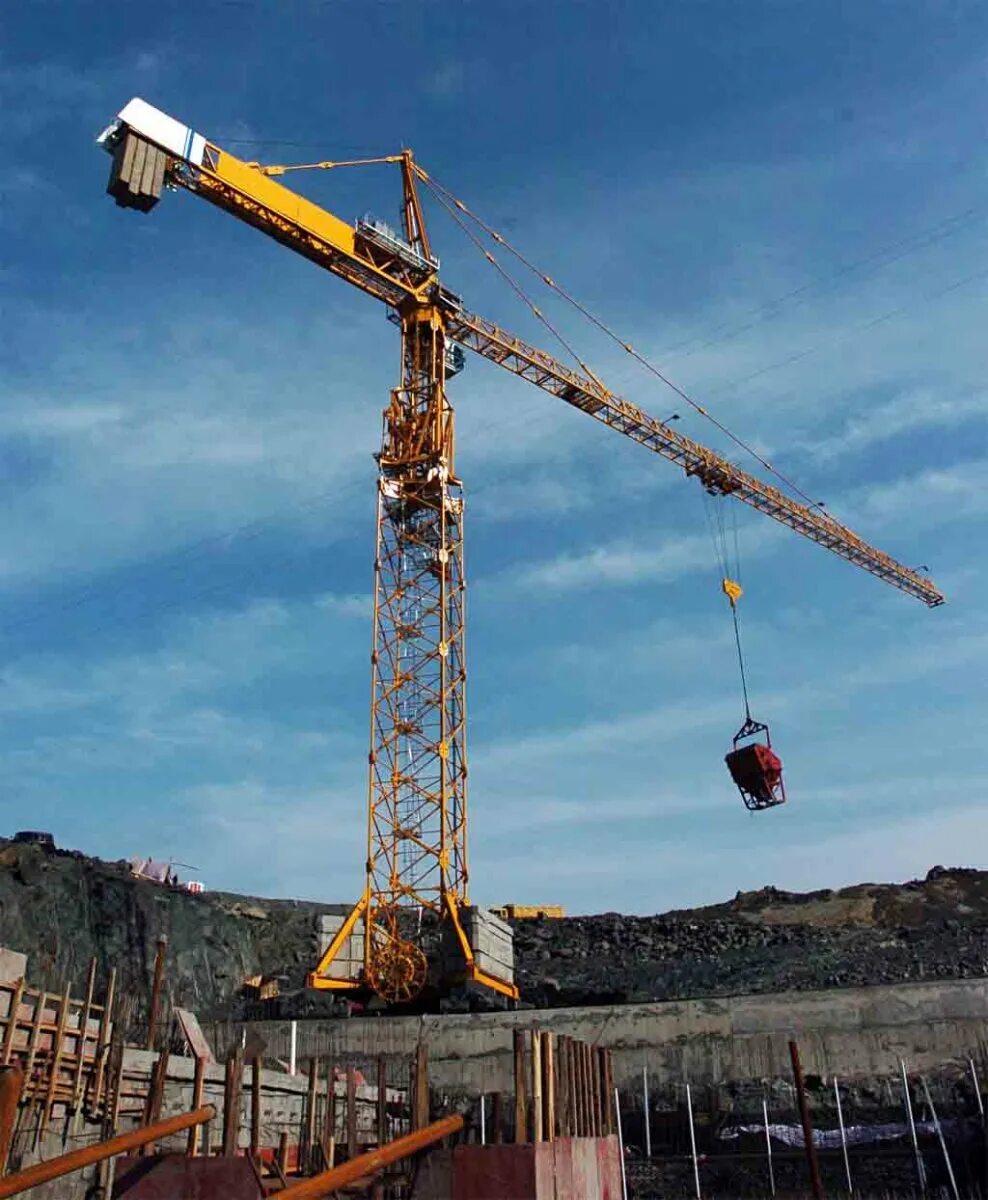 Подъемный кран поднимает вертикально. Potain md 1100. кран башенный potain 1100. potain md 50. potain mr 160 с.