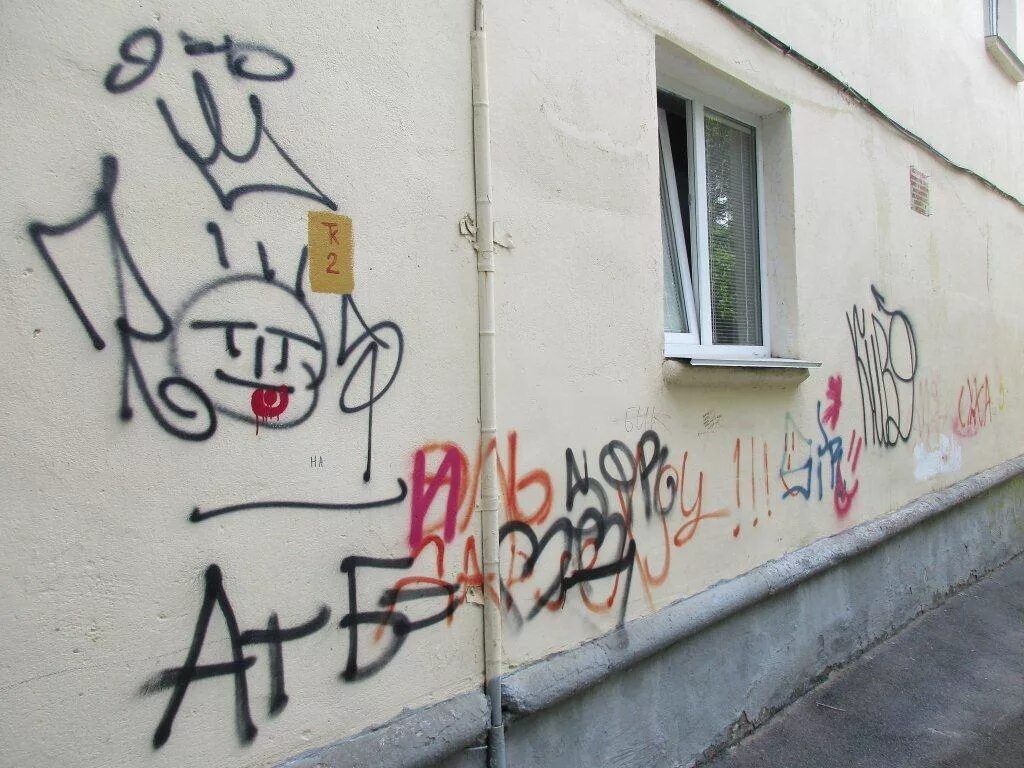 Вандализм порча имущества. Граффити вандализм. Осквернение сооружений. Осквернение сооружений. Граффити вандализм.