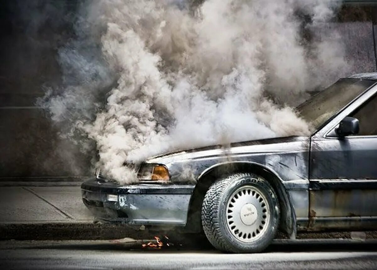 Кипит машина ваз. Дым из машины. Машина задымилась. Машина дымится. Дым машина.