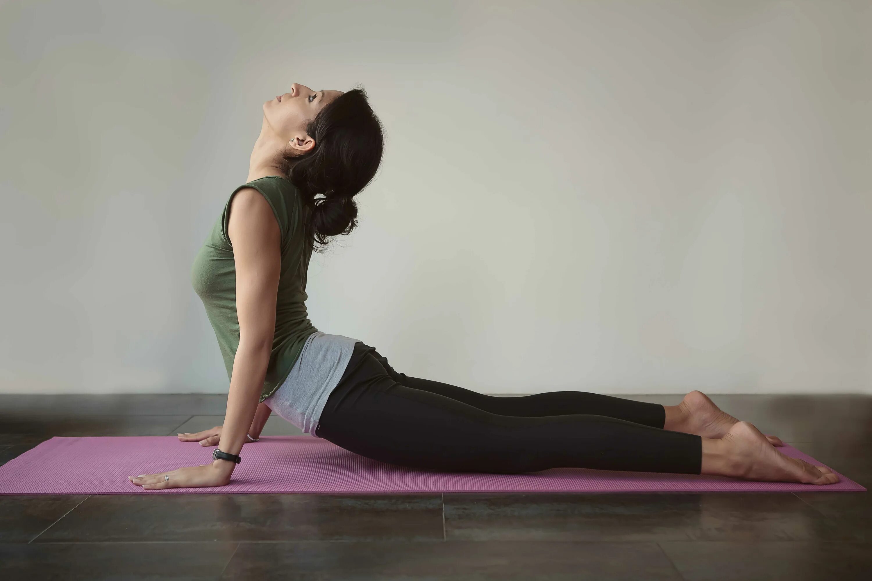 Пилатес. Против йоги. Йога уштрасана поза верблюда. Йога асаны. Против йоги.