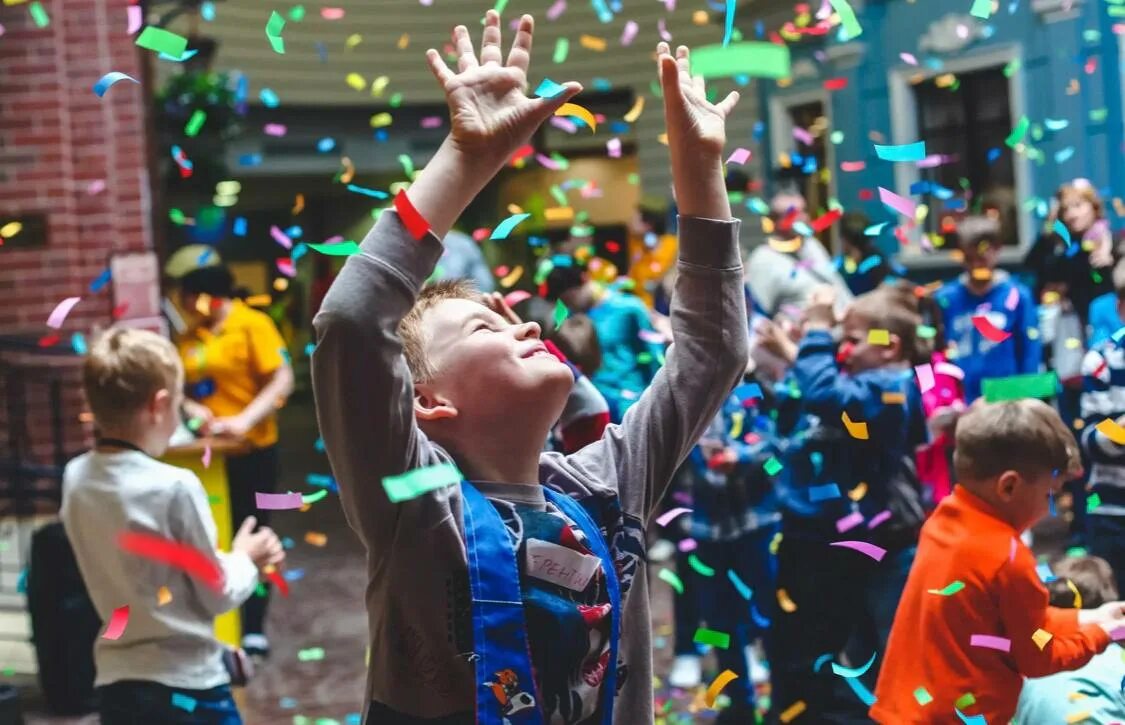 организация детских праздников. креативные мероприятия для детей. творчество на улице с детьми. развлекательные мероприятия для детей. счастливые дети праздник.