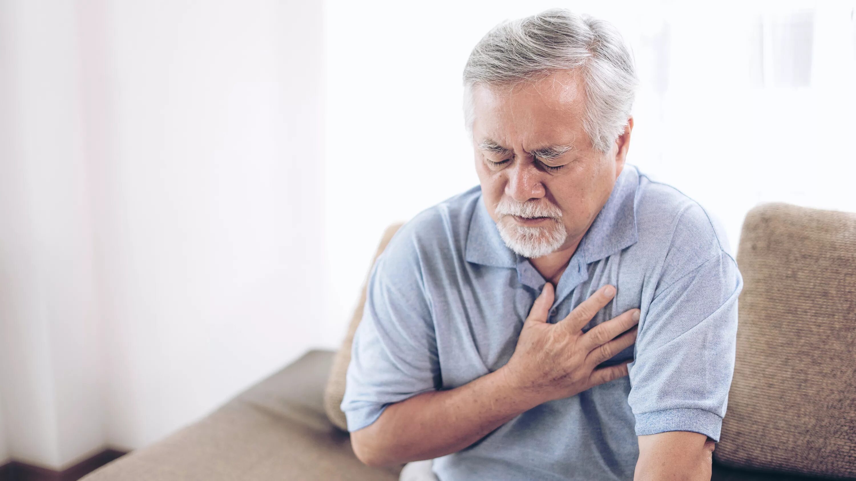 Симптомы инфаркта у пожилых. Сердце прихватило. Инфаркт человек. Человек с больным сердцем.