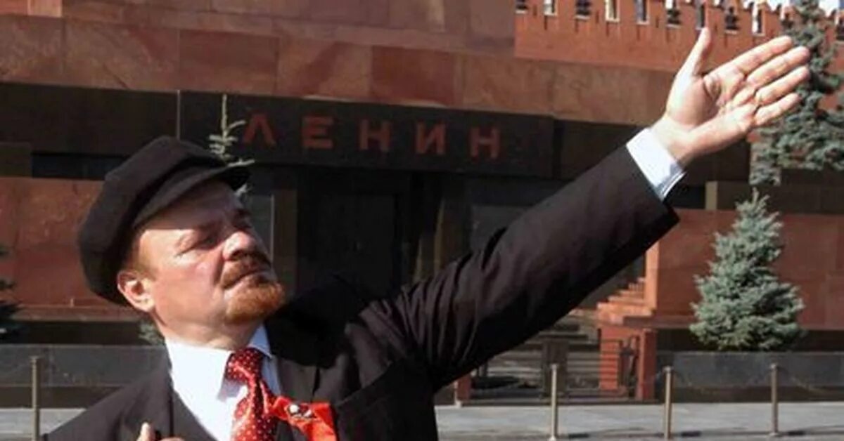 Почему стоит ленинский. Ленин с протянутой рукой. Ленин с поднятой рукой. Памятник Ленину с поднятой рукой.