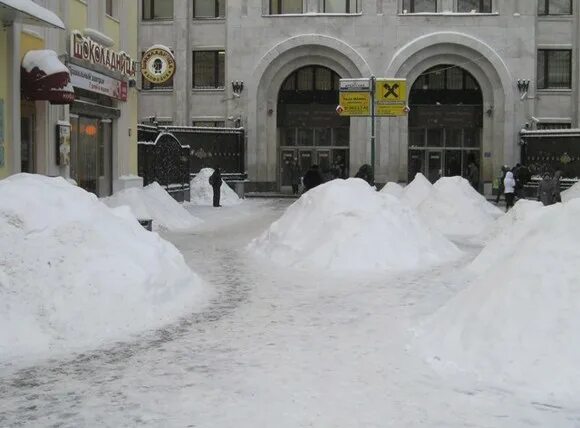 Появятся сугробы. Огромные сугробы в москве. метро снег. московский метрополитен сугробов. искусственные сугробы москвы.