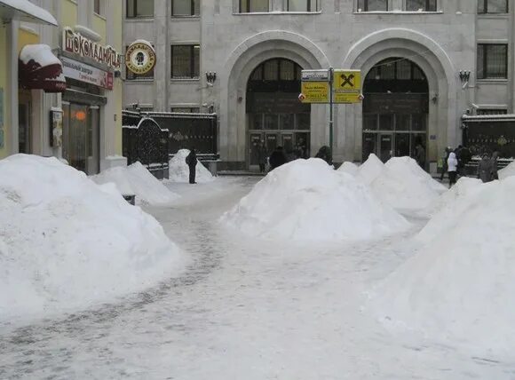 Огромные сугробы в Москве. Метро снег. Московский метрополитен сугробов. Искусственные сугробы Москвы. Появятся сугробы