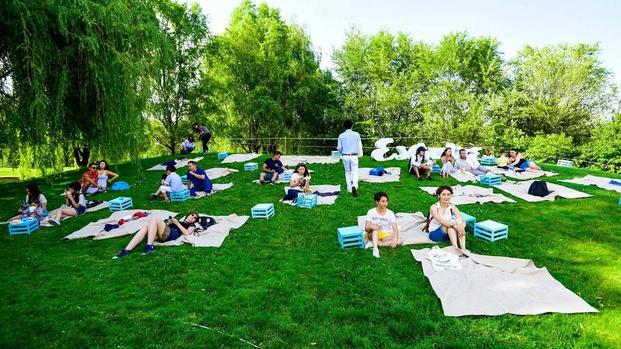 Солярис 1972 зеркальная комната. Много зеркал. Куда сходить с девушкой в алматы. Алма ата парк горького. Русский остров место для фотосессии.