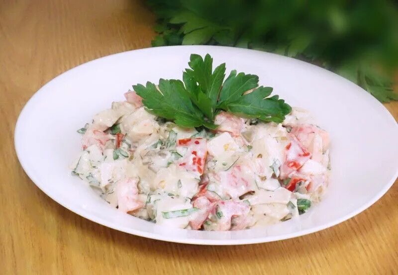 Салат с курицей, шампиньонами и помидорами. Салат с курицей, шампиньонами и помидорами. Салат с курицей и грибами. Салат с помидорами и грибами. Салат курица помидоры сыр.