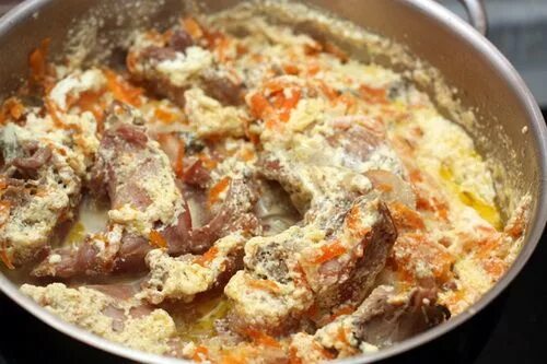 Рецепт тушеного кролика в сметане на сковороде. Заяц тушеный в сметане.