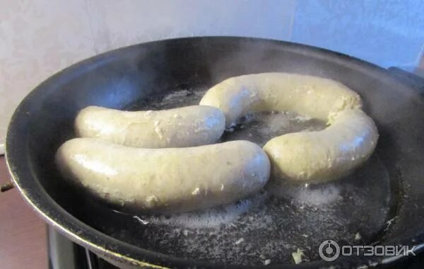 Как разморозить купаты. Вареные купаты. купаты на сковороде. горелые купаты. купаты со сливочным маслом.